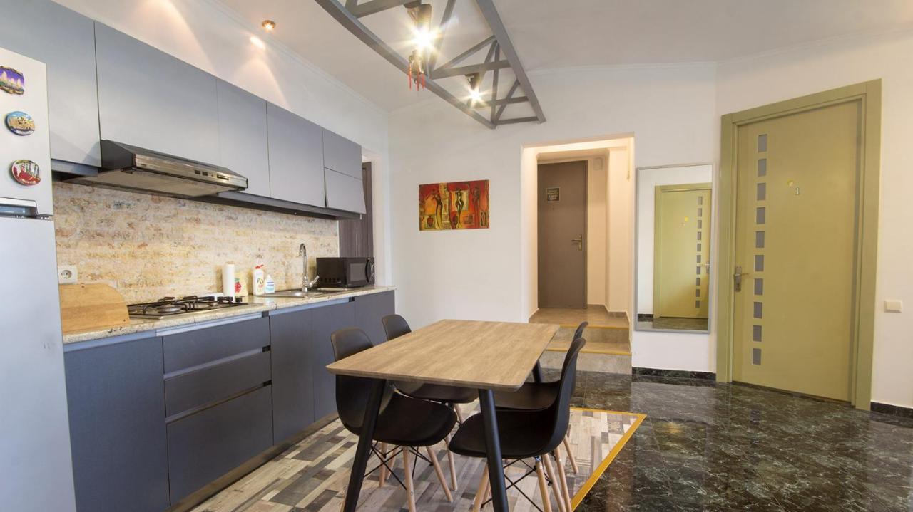 4 Bedroom Apartment On Liberty Square Tbilisi Zewnętrze zdjęcie